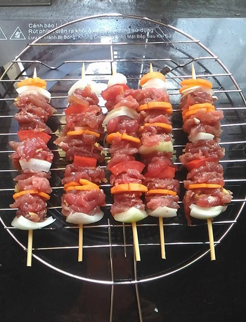 Thịt bò nướng rau củ ăn kèm với nước chấm chua ngọt siêu ngon