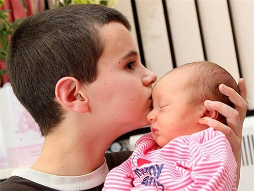 Cậu bé 13 tuổi thừa nhận có con với bạn gái