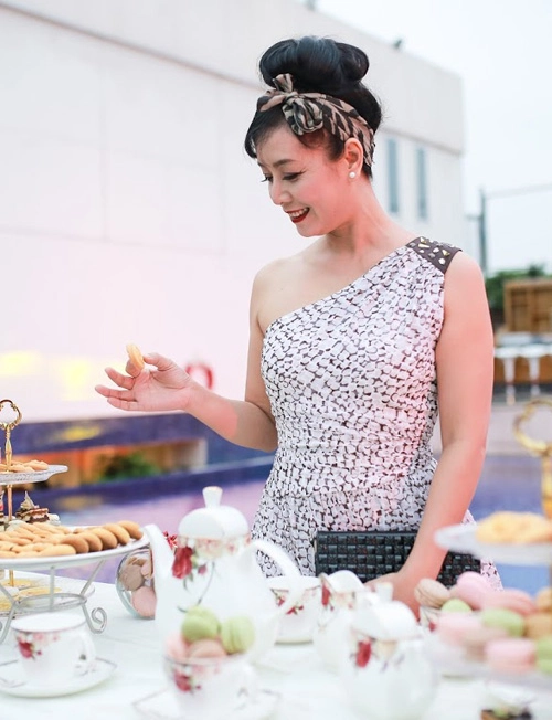 Chiều xuân mặc váy lệch vai khoe eo thon đáng ghen tị