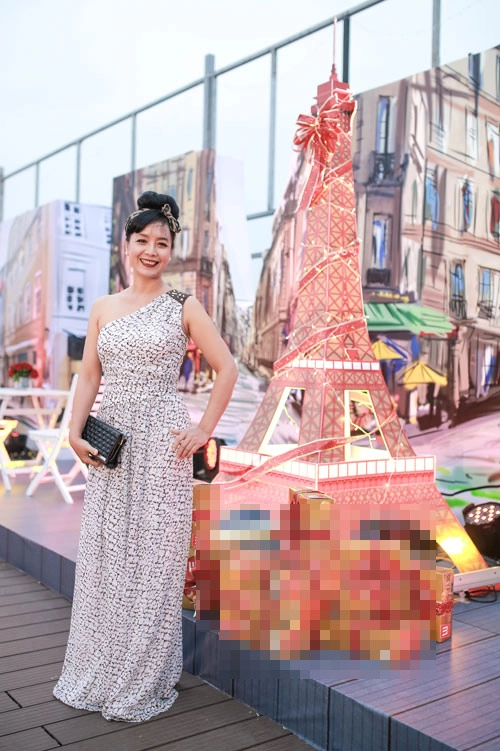 Chiều xuân mặc váy lệch vai khoe eo thon đáng ghen tị