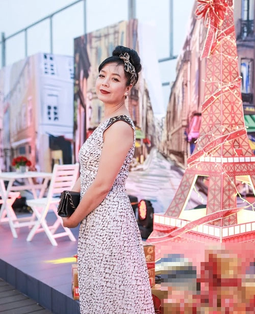 Chiều xuân mặc váy lệch vai khoe eo thon đáng ghen tị