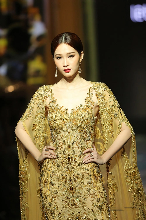 Hai cô nàng vàng anh ngày càng sexy sau muôn trùng sóng gió
