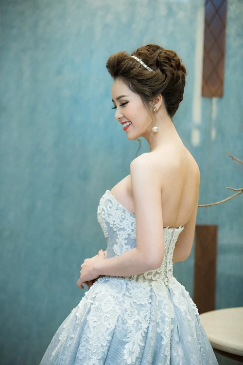 Hai cô nàng vàng anh ngày càng sexy sau muôn trùng sóng gió