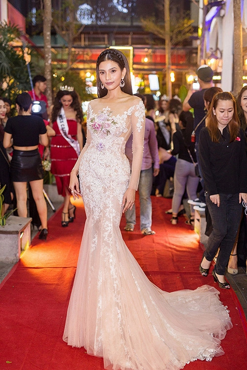 Hai cô nàng vàng anh ngày càng sexy sau muôn trùng sóng gió