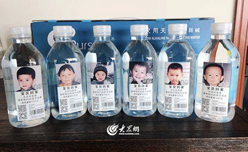 Hình ảnh hàng nghìn em bé mất tích được in lên chai nước