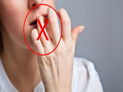 Nhập viện vì thói quen cắn xước măng-rô ngón tay