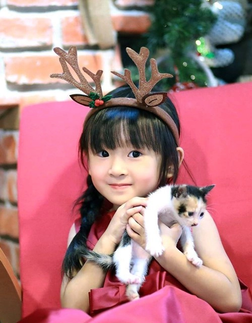 Bé gái việt lai tây siêu đáng yêu
