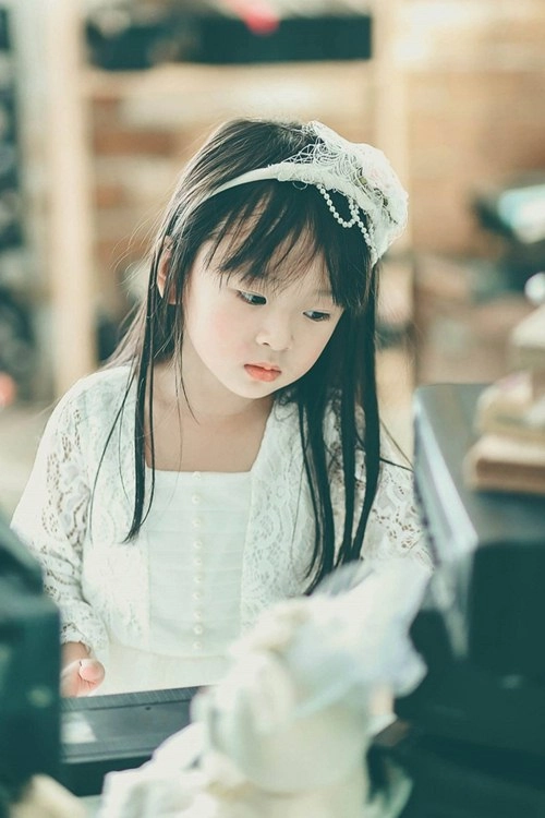 Bé gái việt lai tây siêu đáng yêu