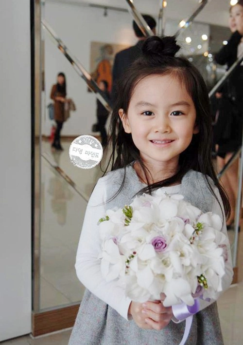 Bé gái việt lai tây siêu đáng yêu