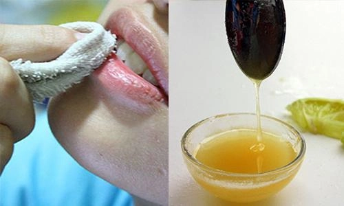 Cách dưỡng môi bằng mật ong khỏi cần bôi son