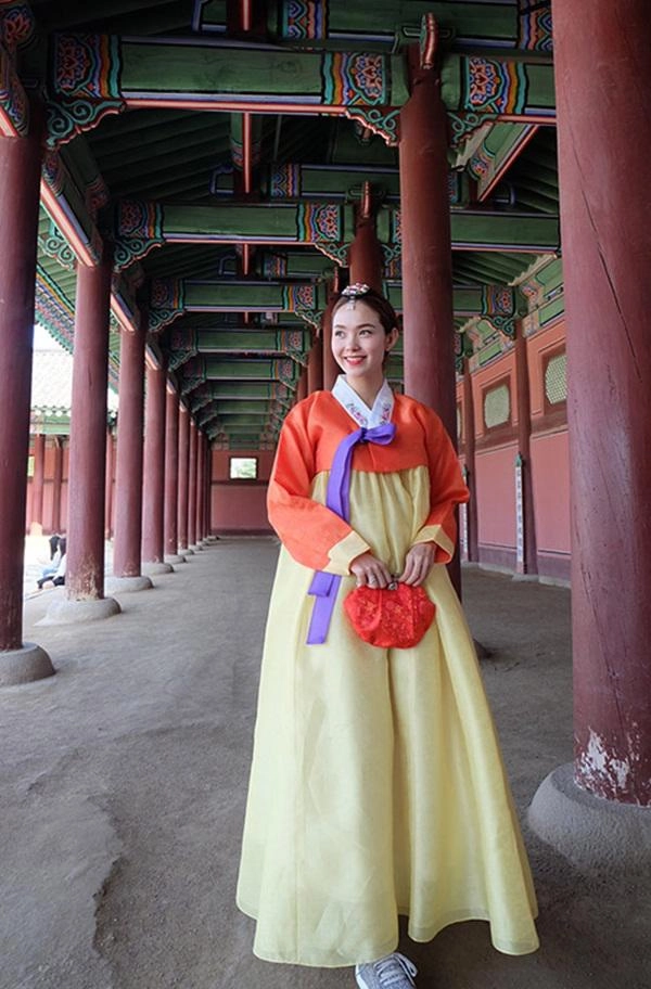 Khi các người đẹp chi pu mâu thủy angela phương trinh diện hanbok