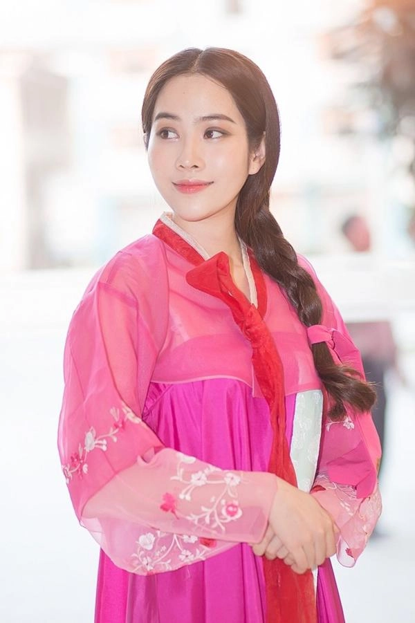 Khi các người đẹp chi pu mâu thủy angela phương trinh diện hanbok