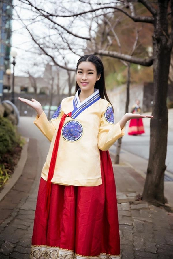 Khi các người đẹp chi pu mâu thủy angela phương trinh diện hanbok