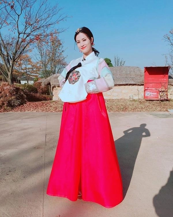 Khi các người đẹp chi pu mâu thủy angela phương trinh diện hanbok