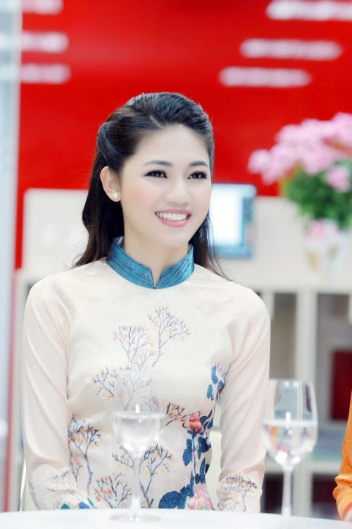 Mỹ linh đẹp như tranh vẽ với áo dài