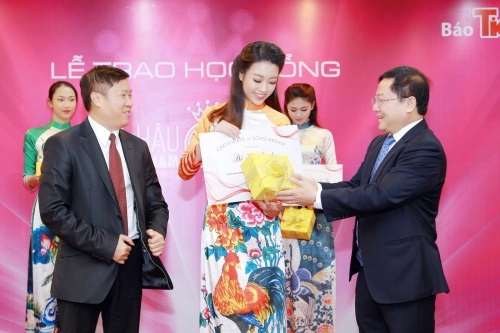 Mỹ linh đẹp như tranh vẽ với áo dài