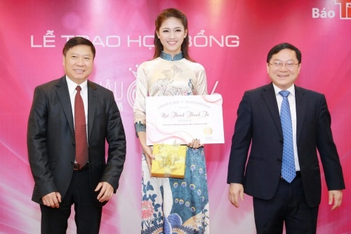 Mỹ linh đẹp như tranh vẽ với áo dài