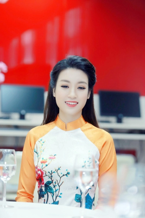Mỹ linh đẹp như tranh vẽ với áo dài