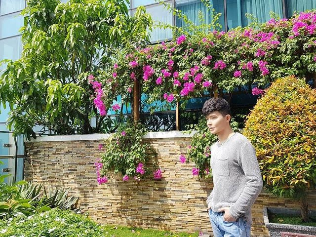 Nathan lee còn khéo chăm được cả khu vườn trên không tuyệt đẹp