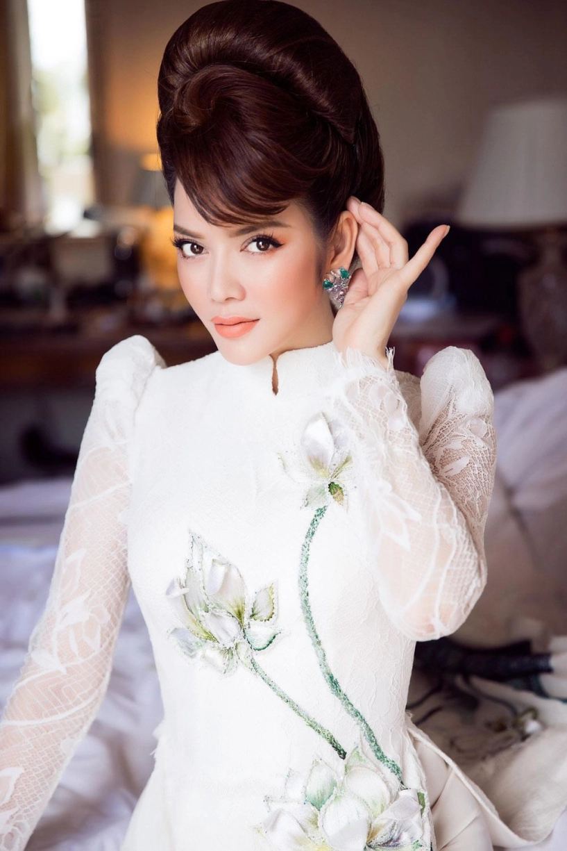 Tà áo dài việt nam cũng giúp lý nhã kỳ trở thành tâm điểm