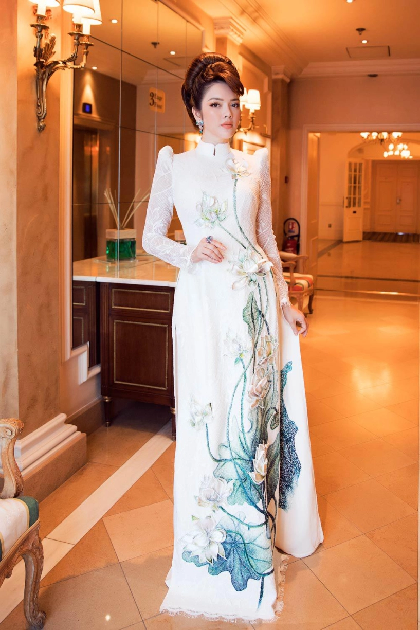Tà áo dài việt nam cũng giúp lý nhã kỳ trở thành tâm điểm