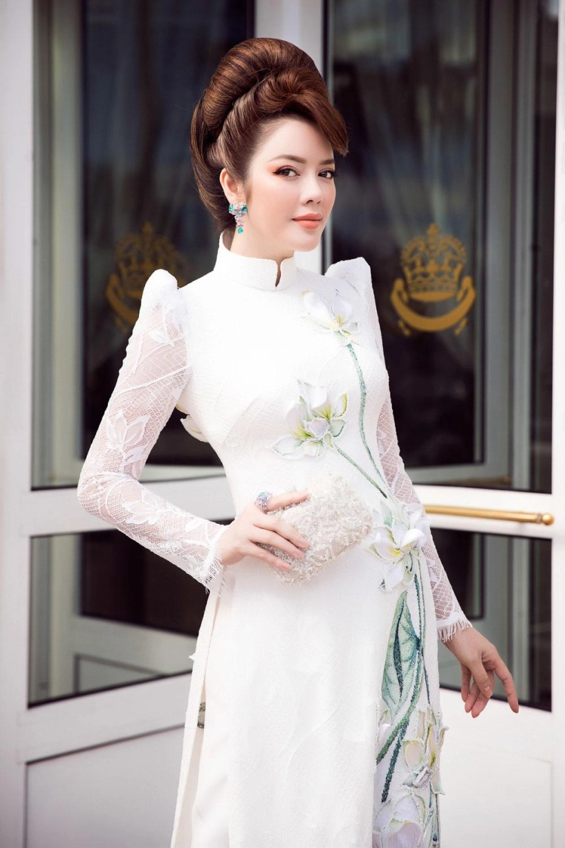Tà áo dài việt nam cũng giúp lý nhã kỳ trở thành tâm điểm