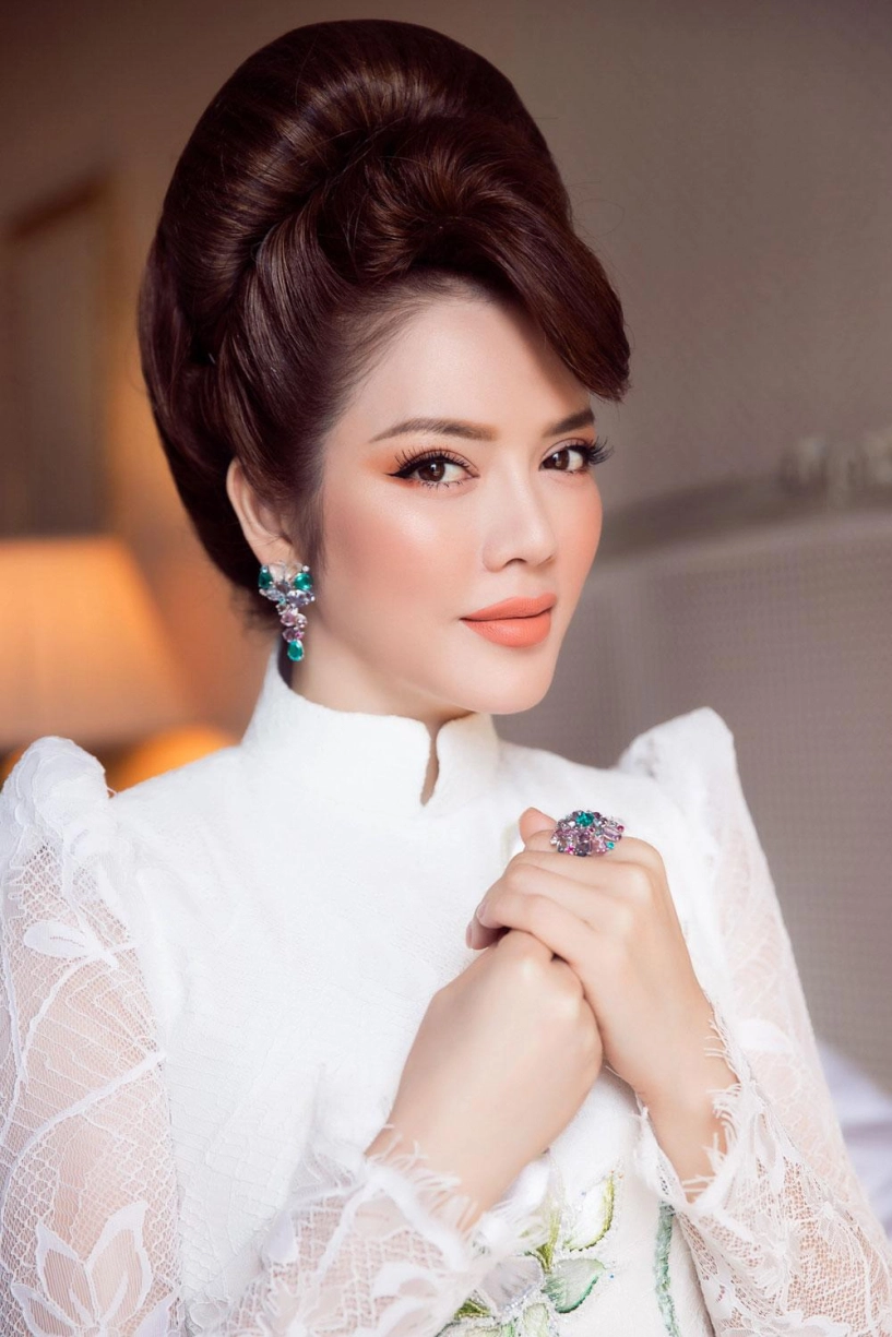 Tà áo dài việt nam cũng giúp lý nhã kỳ trở thành tâm điểm