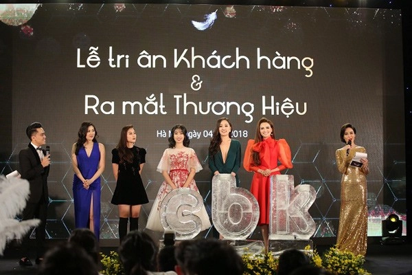 Hoa hậu á hậu việt chúc mừng phòng khám pttm junhee