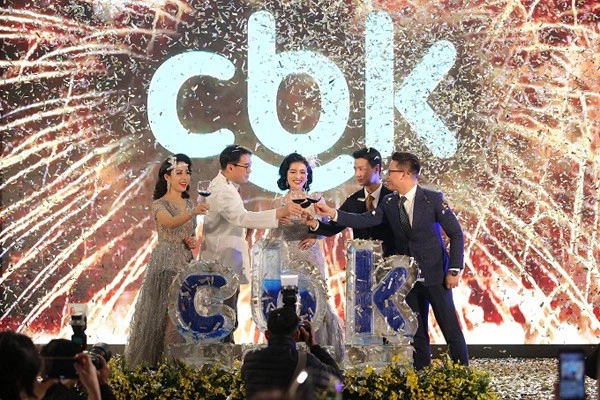 Hoa hậu á hậu việt chúc mừng phòng khám pttm junhee