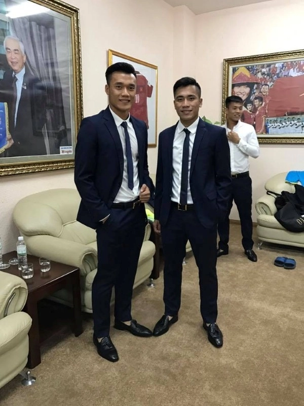 U23 mặc vest ai cũng ra dáng nam thần