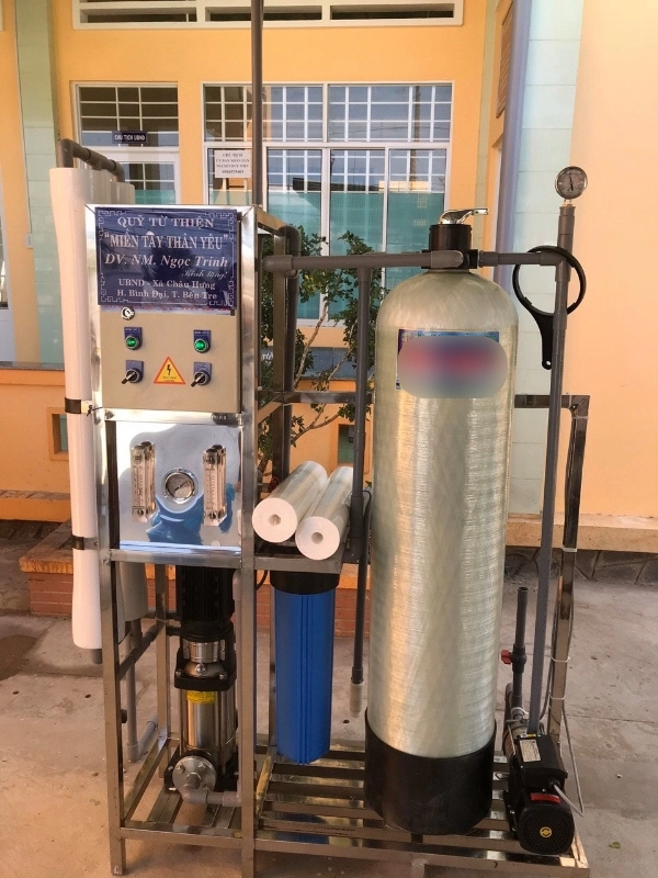 Ngọc Trinh gây chú ý khi tặng số tiền lớn trong đợt từ thiện. (Ảnh minh hoạ) Ngọc trinh quyên góp hơn 500 triệu cùng 3 máy lọc nước cho miền tây