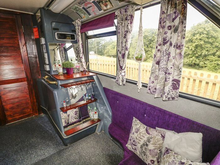 Cùng tham quan xe bus khách sạn 2 tầng kiểu harry potter độc đáo