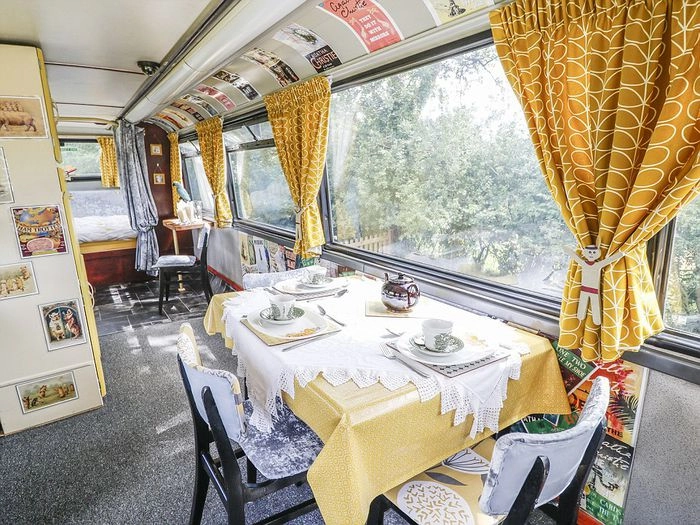 Cùng tham quan xe bus khách sạn 2 tầng kiểu harry potter độc đáo