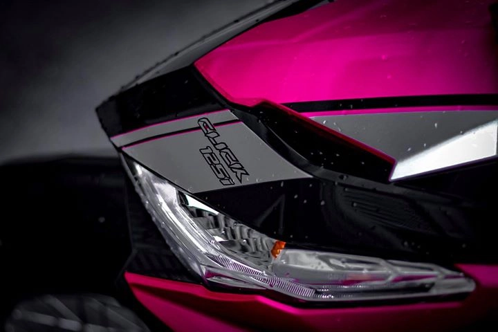Honda click độ với phong cách hồng đen dọn vội vàng