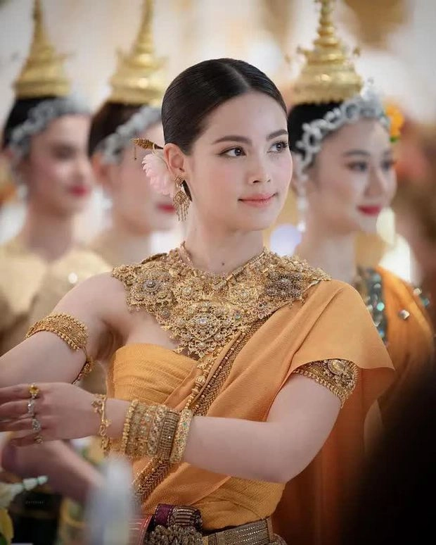 Ngắm dàn nữ thần thái lan mừng tết songkran