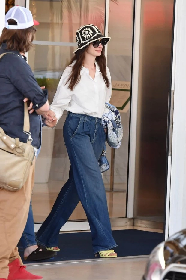 Diện jeans đơn giản mà siêu sang như anne hathaway