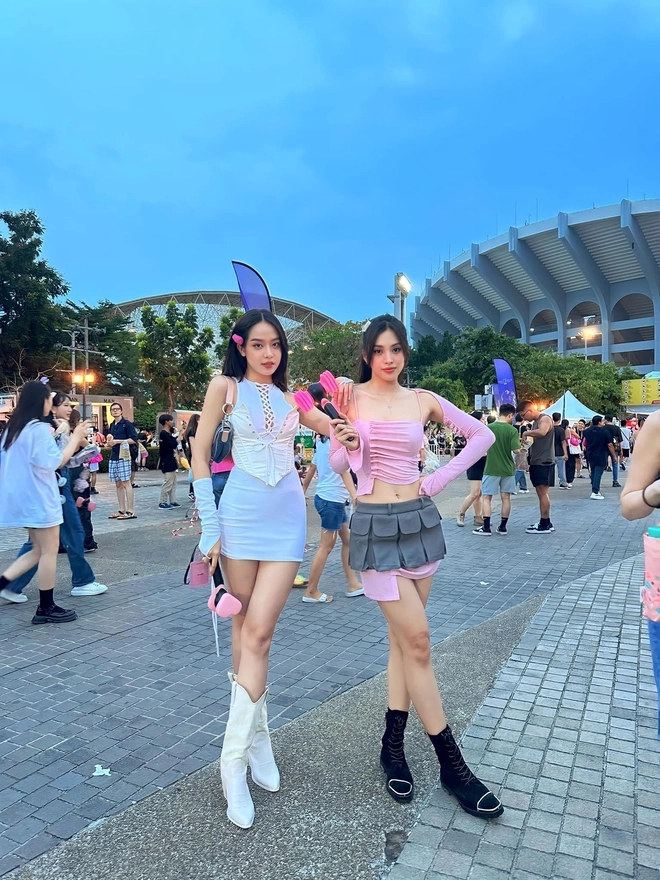 Hoa hậu thanh thủy- tiểu vy đọ dáng tại concert blackpink 