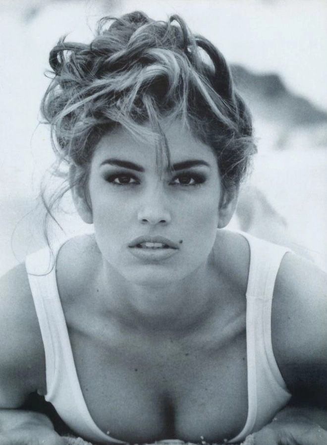 Sắc vóc u60 không kém cạnh thế hệ trẻ của cindy crawford 