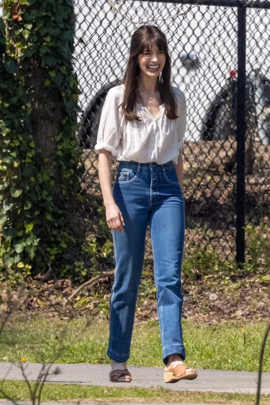 Diện jeans đẹp từ thu sang đông như anne hathaway