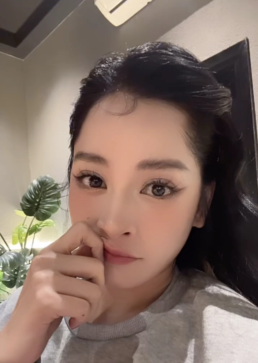 Chi Pu cũng có lúc gặp cảnh éo le vì makeup- Ảnh 1. Khoảnh khắc dở khóc dở cười khi bị makeup hại của chi pu