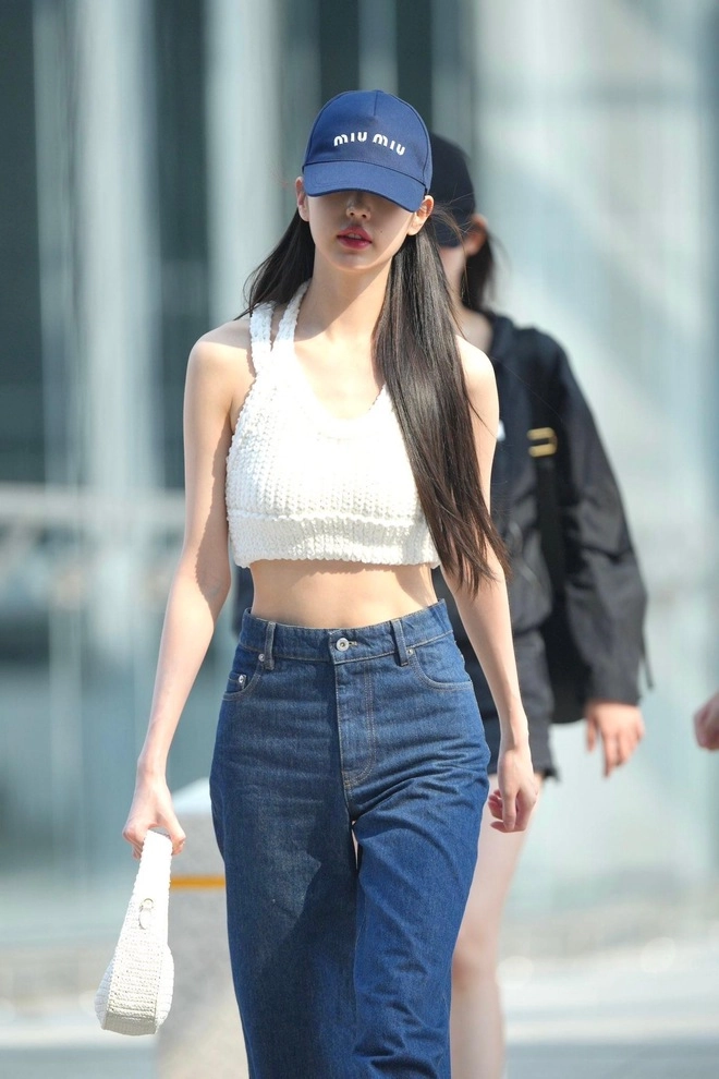 Cứ mix quần jeans theo 4 công thức này, đảm bảo bạn sẽ có outfit đẹp bất bại như loạt sao Hàn - Việt- Ảnh 1. 4 công thức mix quần jeans chuẩn chỉnh như ngôi sao thời trang