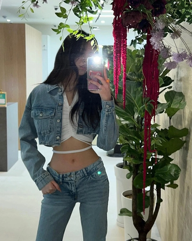 Cứ mix quần jeans theo 4 công thức này, đảm bảo bạn sẽ có outfit đẹp bất bại như loạt sao Hàn - Việt- Ảnh 2. 4 công thức mix quần jeans chuẩn chỉnh như ngôi sao thời trang