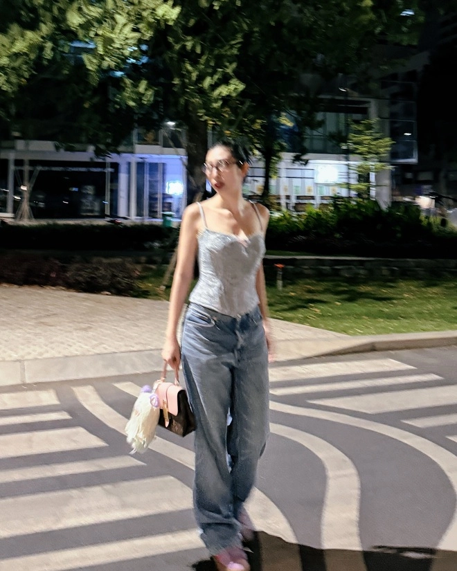 Cứ mix quần jeans theo 4 công thức này, đảm bảo bạn sẽ có outfit đẹp bất bại như loạt sao Hàn - Việt- Ảnh 13. 4 công thức mix quần jeans chuẩn chỉnh như ngôi sao thời trang