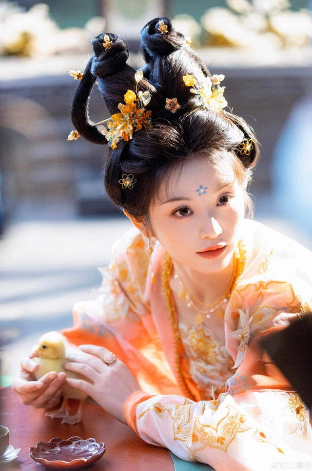 Công chúa đẹp nhất Trung Quốc hiện tại gây khó hiểu khi so ảnh mặt mộc với mặt makeup- Ảnh 3. Điền hi vi chứng minh đẳng cấp nhan sắc