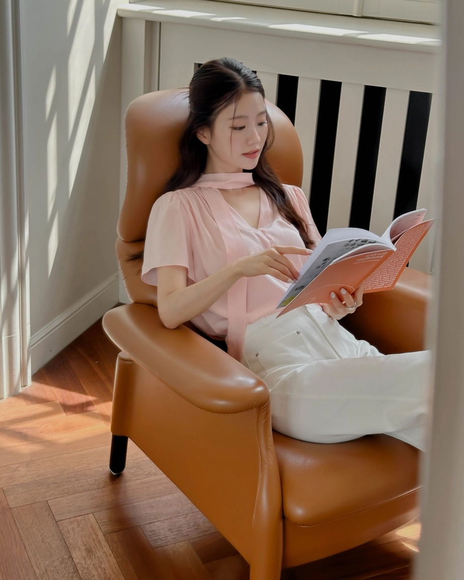 5 item sáng màu đáng sắm nhất hè giúp chị em bùng nổ sự sành điệu, trẻ trung- Ảnh 2. 5 item sáng màu nên sắm ngay trong hè 2025