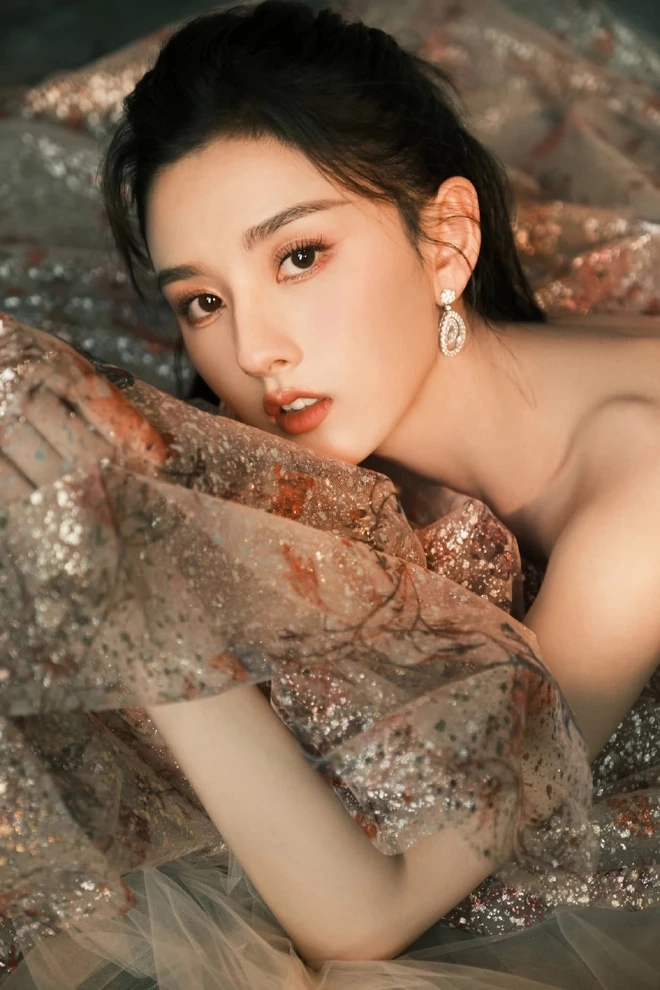 Đôi môi trái tim đẹp quá mức của nữ chính Khom Lưng gây tranh cãi, fan phải vội minh oan- Ảnh 7. Đôi môi trái tim đẹp quá mức của nữ chính khom lưng