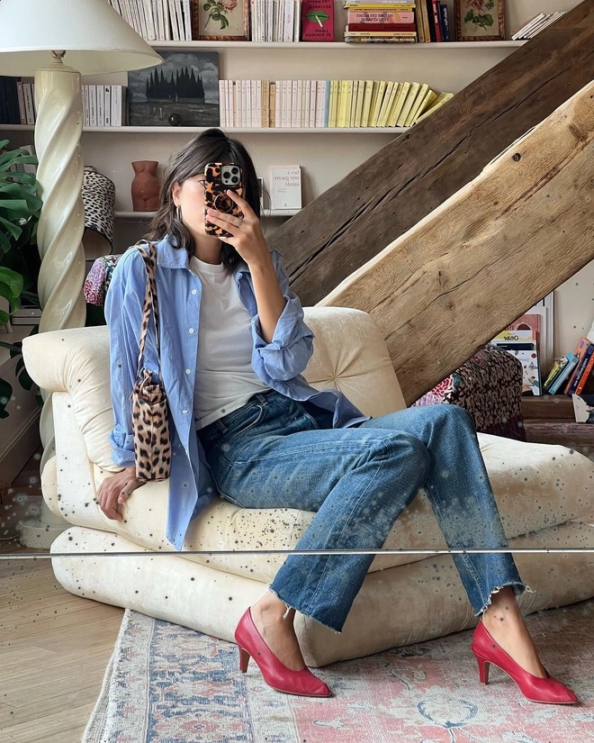 Quý cô 33 tuổi là biểu tượng phong cách thời trang Pháp, mặc quần jeans ngẫu hứng thôi cũng đẹp mê- Ảnh 5. Ngắm biểu tượng phong cách thời trang của nước pháp