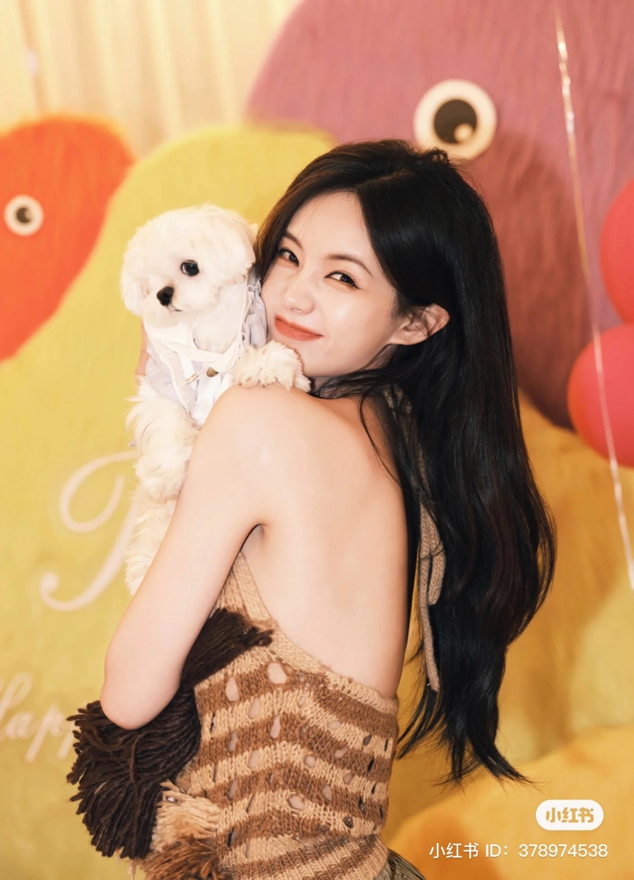 Mỹ nhân Hoa ngữ cứ xuất hiện là bị nói “bản sao Bạch Lộc”, tranh cãi nhan sắc chưa bao giờ dứt- Ảnh 9. Lý nhất đồng gây thương nhớ với nhan sắc rạng rỡ