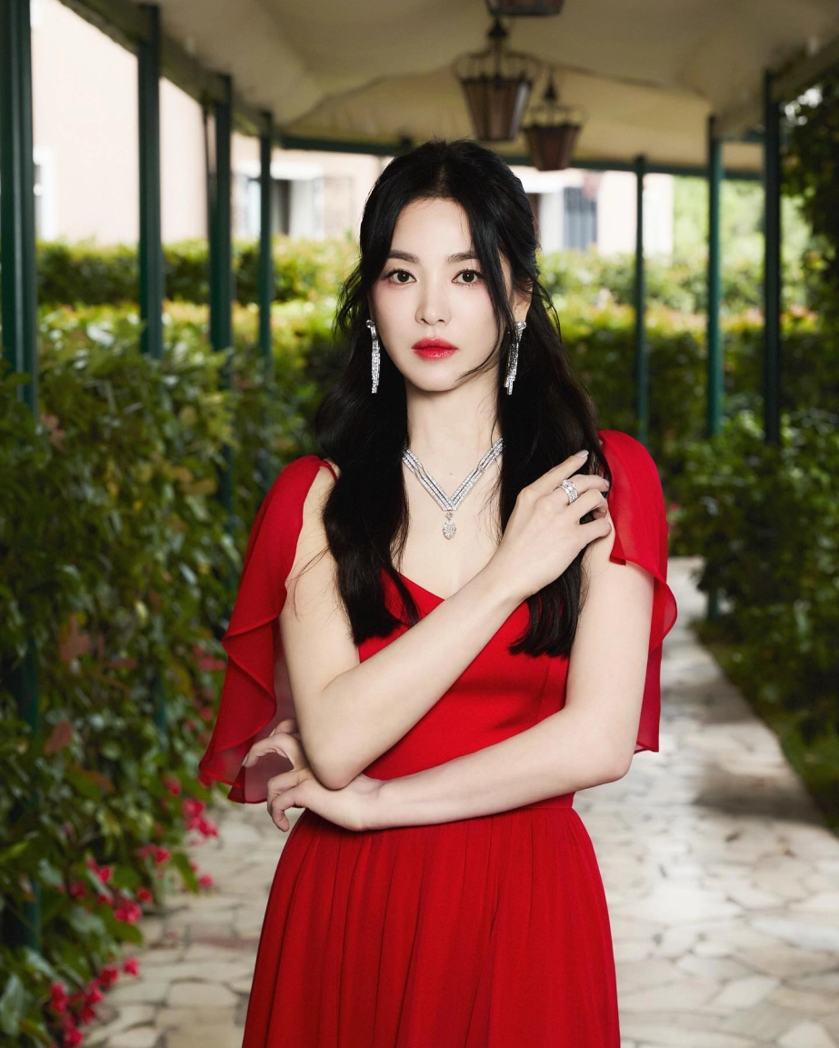 Song Hye Kyo quyết đổi hình tượng đến cùng- Ảnh 8. Song hye kyo lại tiếp tục trình làng một giao diện mới