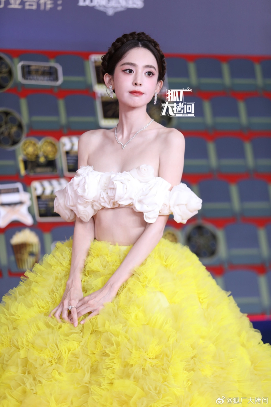 Cổ lực na trát kém sắc hơn khi đứng cùng dàn mỹ nhân tại sự kiện